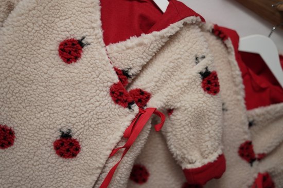 Baby-badjasje-beige met lieveheersbeestjes-maat 80-handgemaakt-(Sweet baby Bedstraw) — afbeelding 3