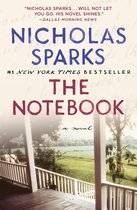 De voorkant van het boek 'The Notebook' van Nicholas Sparks, met een foto van een veranda met uitzicht op een landschap.