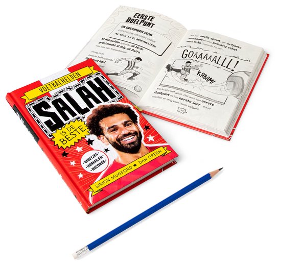 Boek 'Voetbalhelden Salah is de beste' met Mo Salah op de voorkant, naast een open boek en een blauwe potlood.