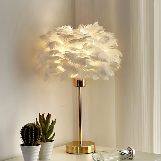 Een luxueuze gouden tafellamp in bohemian stijl met kunstveren, perfect Geschikt voor Kerstmis, de feestdagen en creatieve doe-het-zelf decoraties. Een warme en romantische crèmekleurige nachtlamp, Geschikt voor slaapkamers, van Merkloos — afbeelding 4