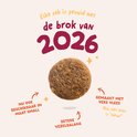Een brok hondenvoer met tekst: "Gemaakt met vers vlees", "Oké, niet alles is nieuw", "Betere vezelbalans", "Nu ook beschikbaar in maat small".