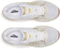 Bovenkanten van witte Saucony sneakers met gouden lijnen