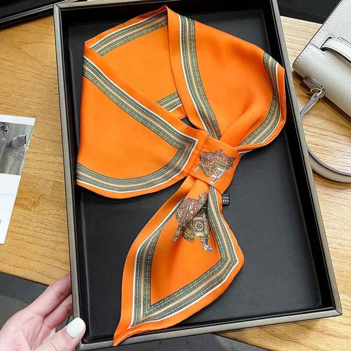 Oranje Halsdoekje met Lus – Dames Sjaaltje / Tas Sjaal – Perfect voor Koningsdag & WK