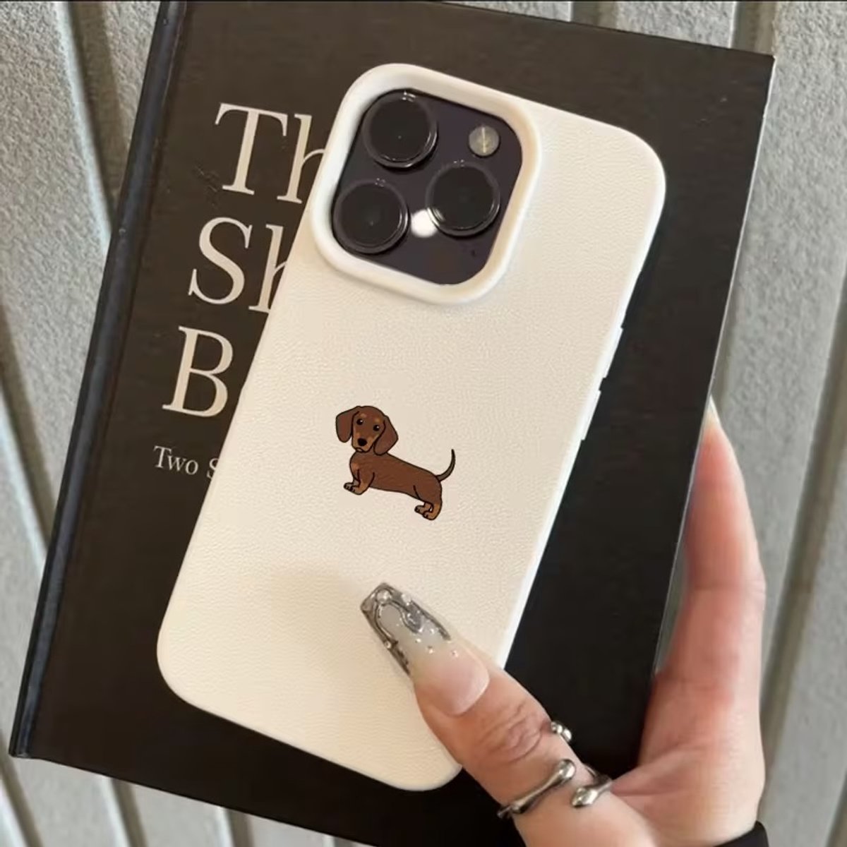 Teckel Telefoonhoesje iPhone 16 Pro Max – Matte Witte Case – Minimalistisch Design met Teckel (Dachshund) – TPU Beschermhoes – Schokbestendig & Krasvrij