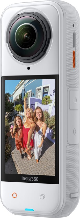 Witte Insta360 X5 met scherm waarop drie lachende vrouwen staan.