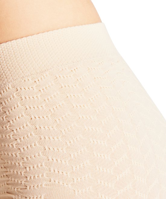 Detailopname van een nude short met een subtiel visgraatpatroon.