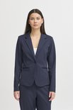 Model in een getailleerde donkerblauwe blazer met een enkele knoop en een witte top.