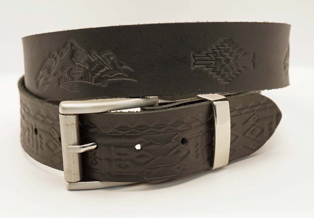 Lederen riem zwart met sierwerk, bergen en stierenschedel met drukker zodat u de gesp kunt wisselen in de lengte 115 cm - zwarte buckle riem stierenschedel - zwarte leren riem met wisselbare gesp western stijl - leuke sierlijke heren dames riem