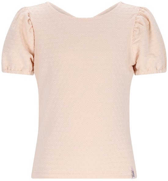 Roze top met korte pofmouwen en een subtiel stippenpatroon, gedrapeerd over een hanger.