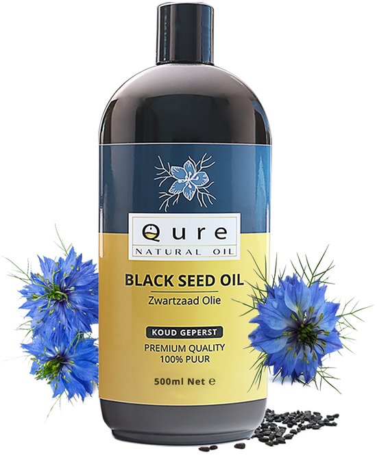 Fles Qure Natural Oil Black Seed Oil met blauwe en gele labels, met blauwe Nigella bloemen en zwarte zaadjes.