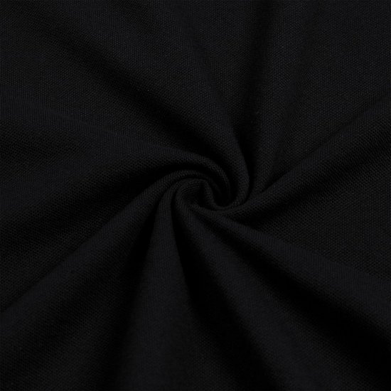 Gedetailleerde textuur van de zwarte stof van het poloshirt.