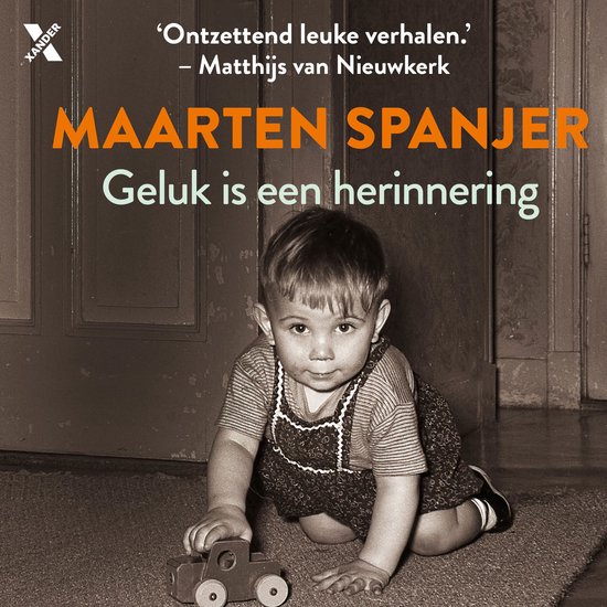 Boek 'Geluk is een herinnering' van Maarten Spanjer. Een jongetje kruipt op de grond met een houten autootje.