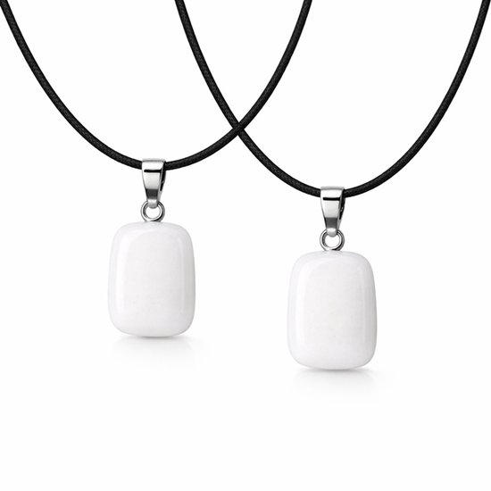 Twee rechthoekige witte jade hangers met touwkettingen, zwevend.