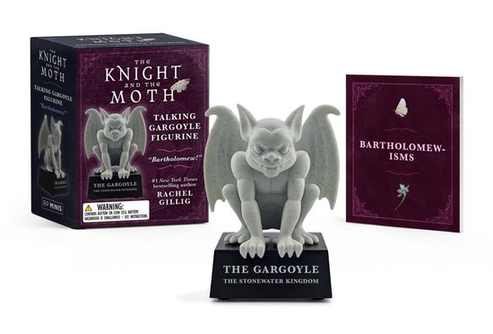 Een grijze gargoyle figuur met vleugels op een zwarte sokkel, met de tekst 'The Gargoyle The Stonewater Kingdom'. Naast de figuur staat de doos en een boek met de titel 'Bartholomew-isms'.