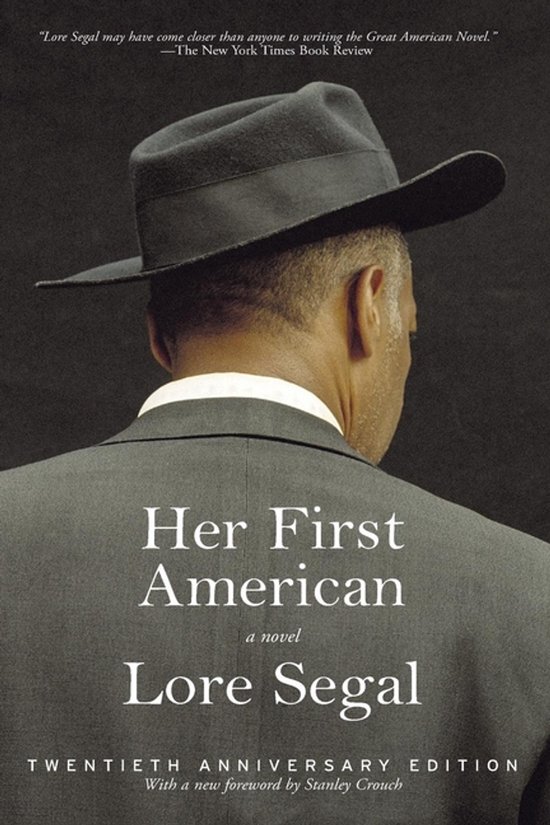 Boek Her First American van Lore Segal, met op de voorkant een man in pak met hoed, vanuit de rug gezien.