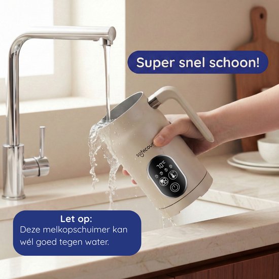 Beige melkopschuimer wordt afgespoeld onder een kraan, met tekst 'Super snel schoon!'.