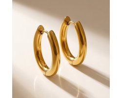 Lundholm Luxe Oorbellen Dames Goudkleurig – Premium Stainless Steel Jewellery Oorringen Gold Plated – my Sifra Sieraad Cadeau Vrouw - My Geometrisch Design Hoops Creole (2.3 cm) – Elegant & Luxe – Cadeautje voor Haar - Waterproof & Hypoallergeen