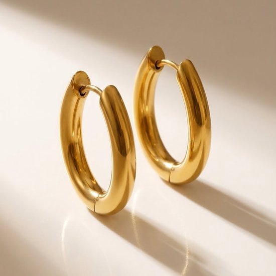 Lundholm Luxe Oorbellen Dames Goudkleurig – Premium Stainless Steel Jewellery Oorringen Gold Plated – my Sifra Sieraad Cadeau Vrouw - My Geometrisch Design Hoops Creole (2.3 cm) – Elegant & Luxe – Cadeautje voor Haar - Waterproof & Hypoallergeen