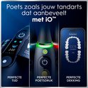 Scherm van Oral-B iO tandenborstel toont timer, poetsdruk en dekking. Close-up van de tandenborstel.