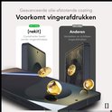 Demonstratie van een geavanceerde olie-afstotende coating die vingerafdrukken voorkomt op een telefoon met NEKIT screenprotector.