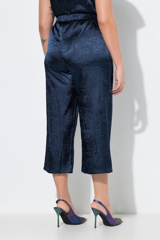 Achterkant donkerblauwe culotte met textuur, gedragen door een model.