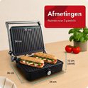 Open zwarte contactgrill met twee tosti's op de grillplaten. Afmetingen 30x24 cm.