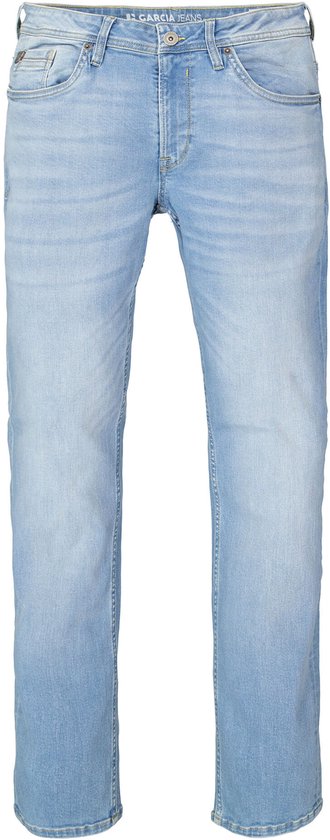 Herenspijkerbroek in lichtblauw met een Garcia Jeans-label aan de tailleband.