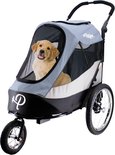 Blauwe hondenbuggy met een gouden retriever puppy binnenin.