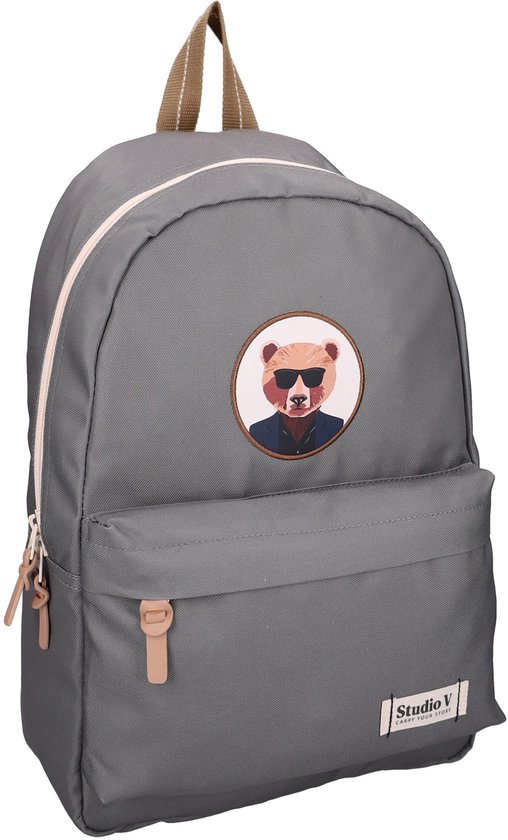 Grijze rugzak met ronde patch van beer met zonnebril, zichtbaar vanaf de zijkant.
