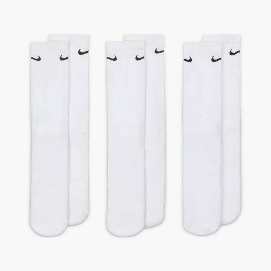 Zes witte Nike sportsokken, elk met een zwart logo.