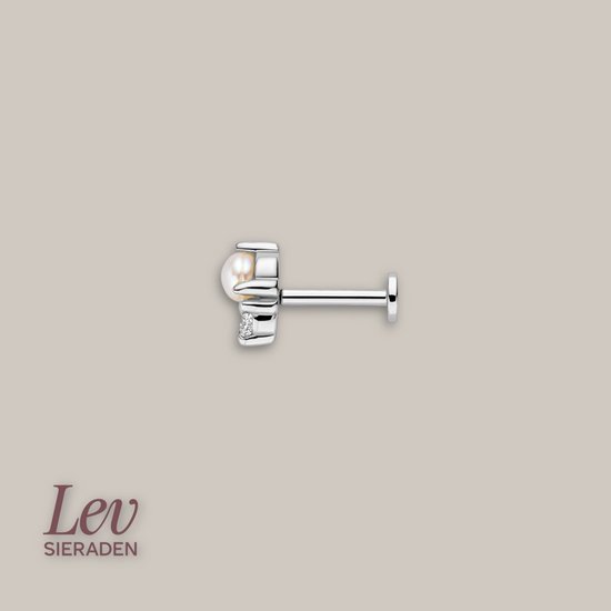 Zilveren labret piercing met een witte parel en zirkonia steentjes. Lev Sieraden.