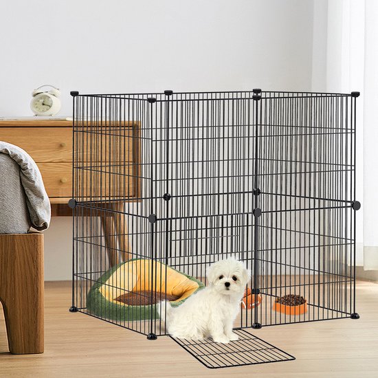 Zwarte ren met een witte malteser, een groen en geel mandje en een voerbak.
