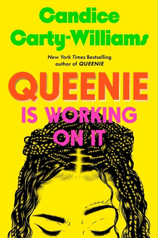 Couverture de livre avec fond jaune, "QUEENIE IS WORKING ON IT" en lettres orange et roses. Le bas montre la tête d'une femme avec des tresses.