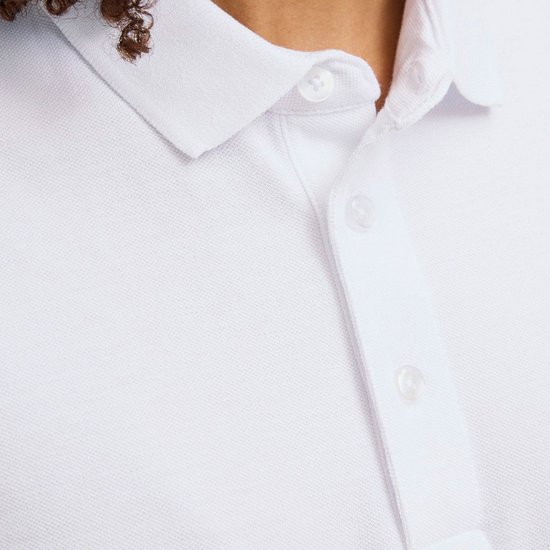 Wit poloshirt, close-up van kraag en knopen.