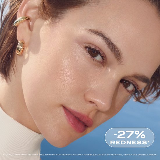 Close-up van een gezicht met een blauwe achtergrond. Toont "-27% REDNESS".