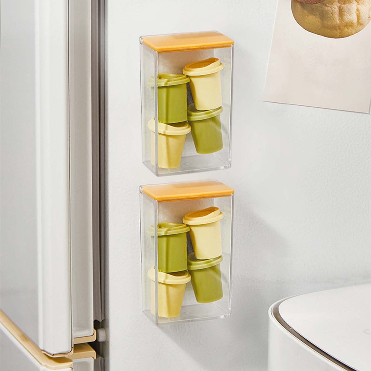 Twee magnetische opbergdozen met klapdeksel voor aan de koelkastwand, met deksels voor het sorteren van diverse huishoudelijke spullen; kleine multifunctionele opbergbakjes.