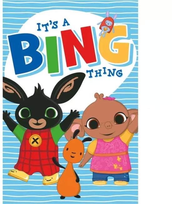 Fleecedeken met Bing, Flop en Sula, met de tekst 'It's a Bing Thing'. Bing draagt een ruitjes tuinbroek, Sula een roze jurk.