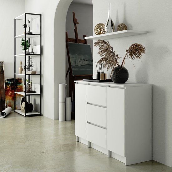 Witte dressoirkast met drie lades en twee deuren, decoratie en kunst in een atelier.