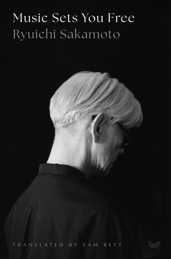 Boek 'Music Sets You Free' van Ryuichi Sakamoto, vertaald door Sam Bett. Zwart-wit portret van de auteur.