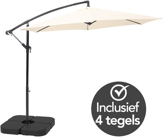 Creme zweefparasol met zwarte voet en de tekst "Inclusief 4 tegels".