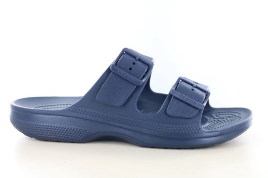 Donkerblauwe Crocs slipper met twee gespen en het Crocs-logo.