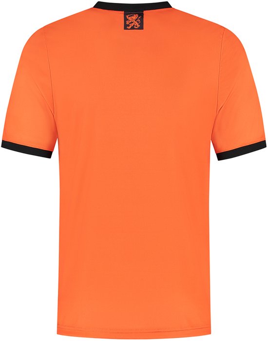 Achterkant van een oranje voetbalshirt met een leeuwenembleem op de nek.