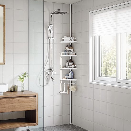 Wit, telescopisch douche rek met vier lagen, geplaatst in een moderne douchecel met regendouche.