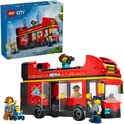 LEGO dubbeldekker bus, rood met gele accenten en 'City Tour' opdruk, naast de verpakking.