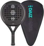 Zwarte padelracket met bijpassende zwarte tas, beide met het DAIZ PADEL-logo.