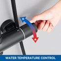 Hand die de zwarte thermostatische kraan instelt voor watertemperatuurregeling.