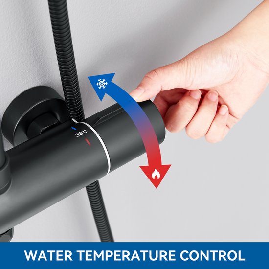Hand die de zwarte thermostatische kraan instelt voor watertemperatuurregeling.