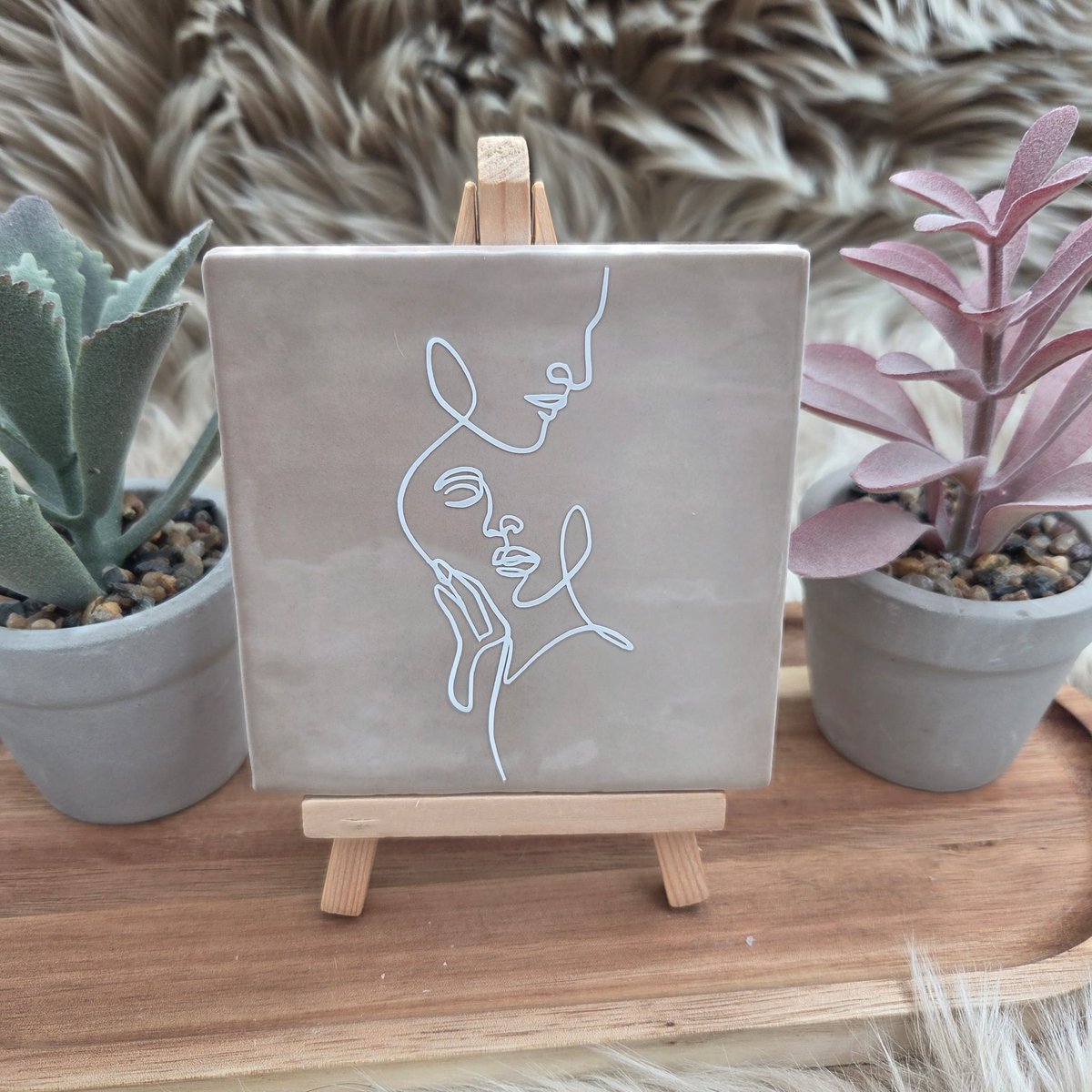 CreaCraft Robuust Wenstegeltje lijntekening koppel – Hip trendy tegeltje – 10x10 cm – Cadeau voor Partner, valentijn of zomaar – Stijlvol en Persoonlijk Woonaccessoire - Zomaar - Deco – Trendy nu Beige/Wit