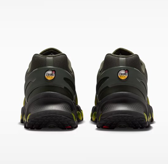 Achterkant van een paar groene Nike Air Max Dn8 sneakers met "AIR MAX" logo.