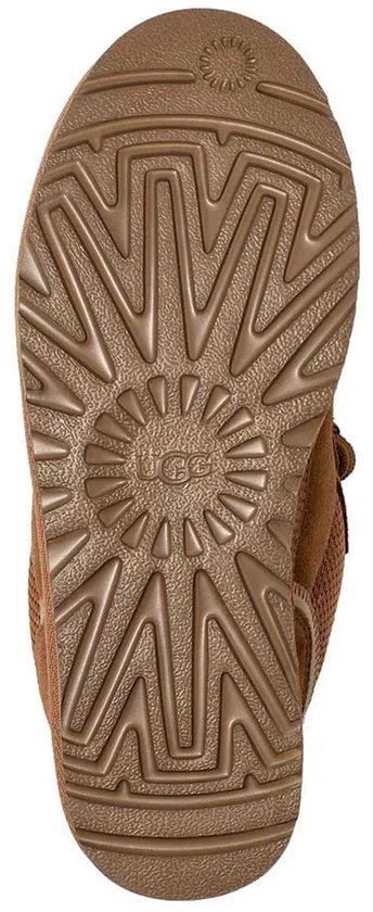 Bruine UGG sneakerzool met profiel en UGG logo.